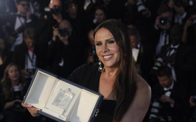 Karla Sofía Gascón posa con el premio a la mejor actriz del Festival de Cannes por 'Emilia Pérez'. / EFE Karla Sofía Gascón posa con el premio a la mejor actriz del Festival de Cannes por 'Emilia Pérez'.