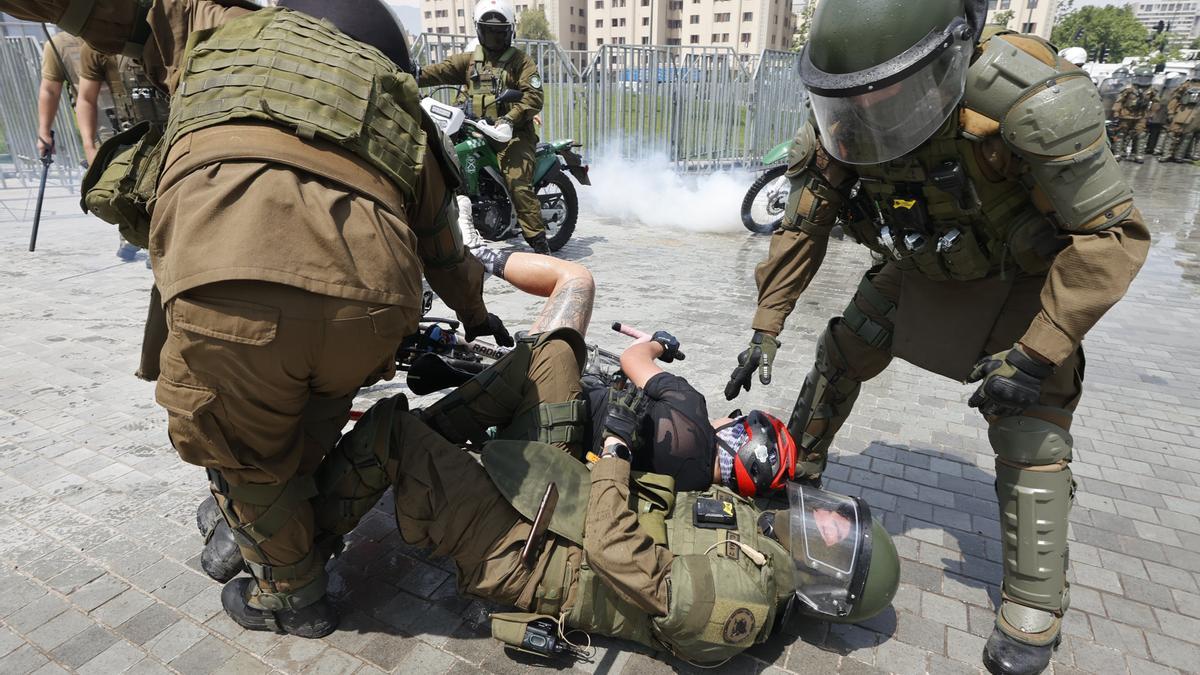 Miles marchan en Chile para conmemorar el estallido y protestar contra recortes de Kast.