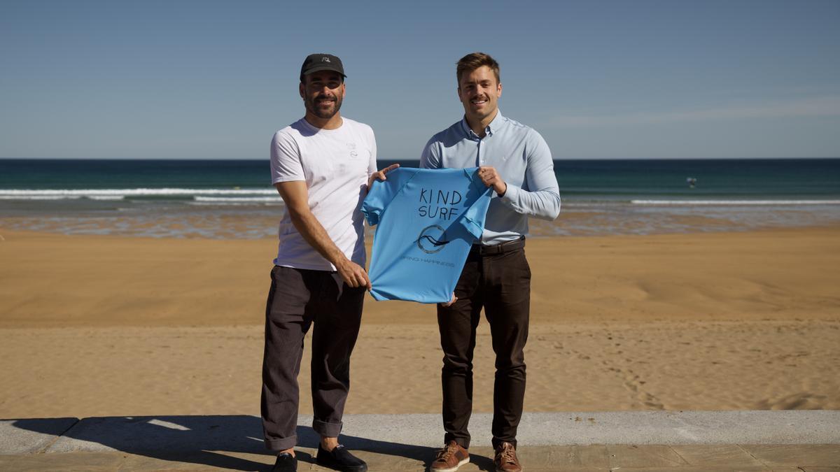 Aritz Aranburu e Inaxio Illarramendi en la playa de Zarautz.