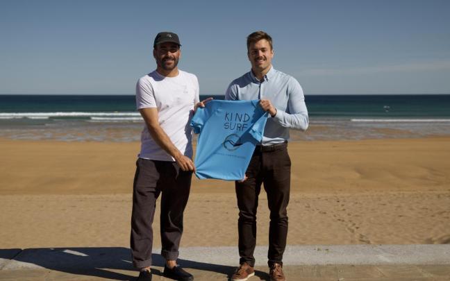 Aritz Aranburu e Inaxio Illarramendi en la playa de Zarautz.