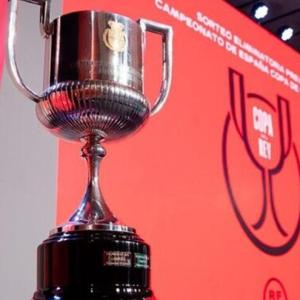 El trofeo de la Copa del Rey, expuesto en la sala Luis Aragonés, donde tienen lugar los sorteos de la RFEF