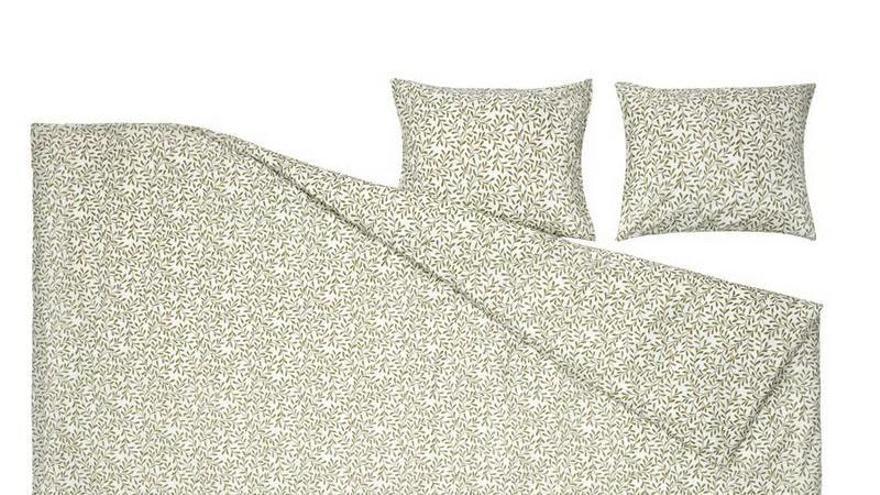 Vista de la funda nórdica y dos fundas almohada en color blanco y verde de la serie Sorgmantel de Ikea