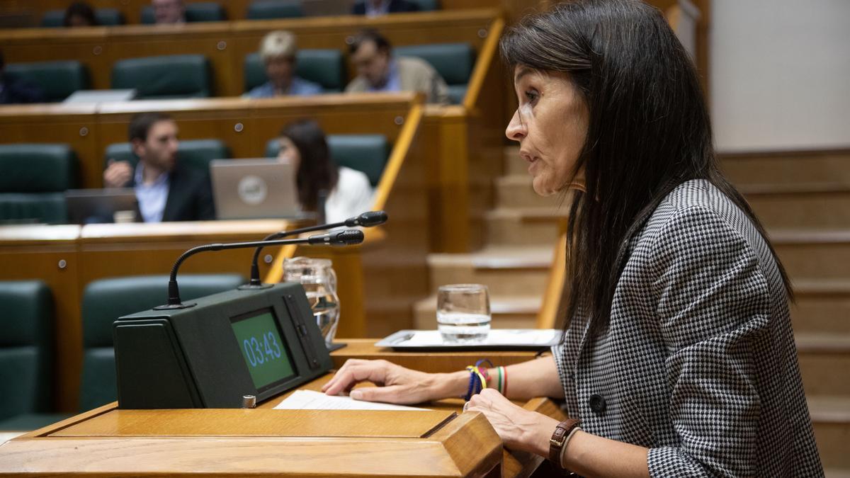Nerea Melgosa en el pleno de control del Parlamento Vasco.
