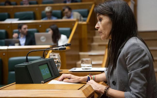 Nerea Melgosa en el pleno de control del Parlamento Vasco.