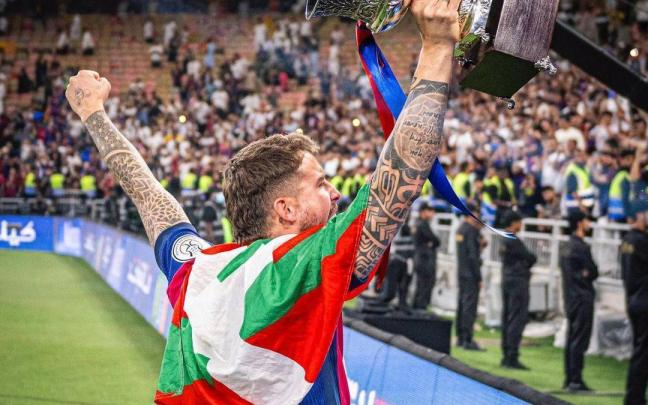 Iñigo Martínez celebra la Supercopa con una Ikurriña / DEIA Iñigo Martínez celebra la Supercopa con una Ikurriña / DEIA