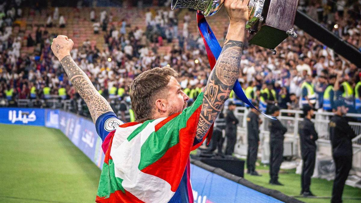 Iñigo Martínez celebra la Supercopa con el Barcelona con la ikurriña