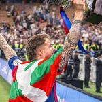 Iñigo Martínez celebra la Supercopa con el Barcelona con la ikurriña