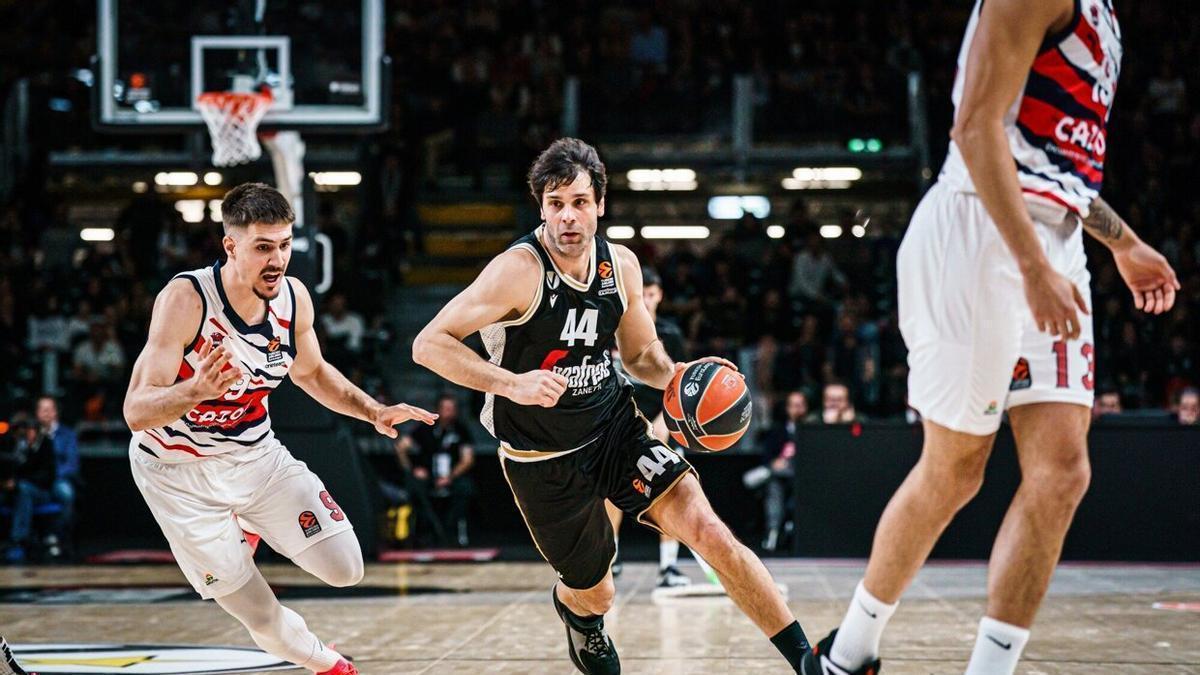 Teodosic avanza hacia canasta perseguido por Marinkovic durante la derrota sufrida por el Baskonia en Bolonia