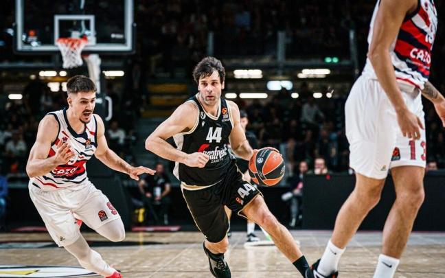 Teodosic avanza hacia canasta perseguido por Marinkovic durante la derrota sufrida por el Baskonia en Bolonia Teodosic avanza hacia canasta perseguido por Marinkovic durante la derrota sufrida por el Baskonia en Bolonia