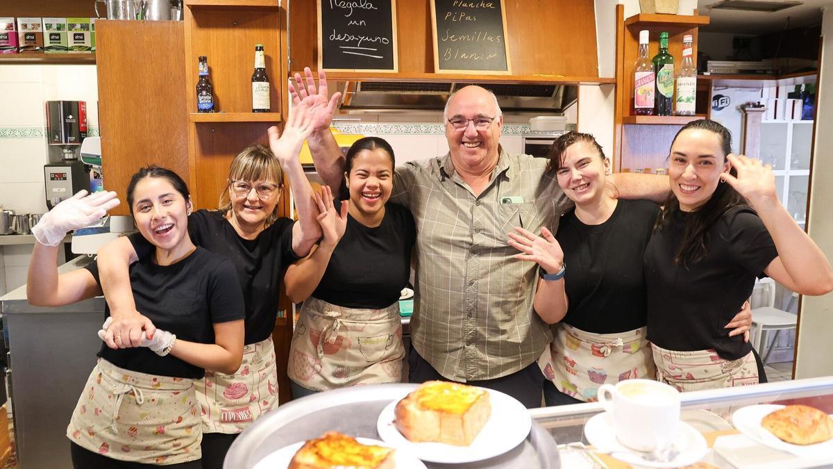 Koldo Díaz, uno de los actuales dueños, junto a un grupo de trabajadoras, esta mañana en la pastelería.