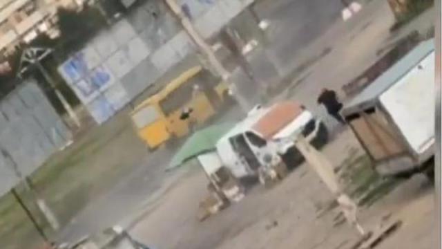 El vendedor intenta escapar del dron ruso.