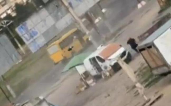 El vendedor intenta escapar del dron ruso.