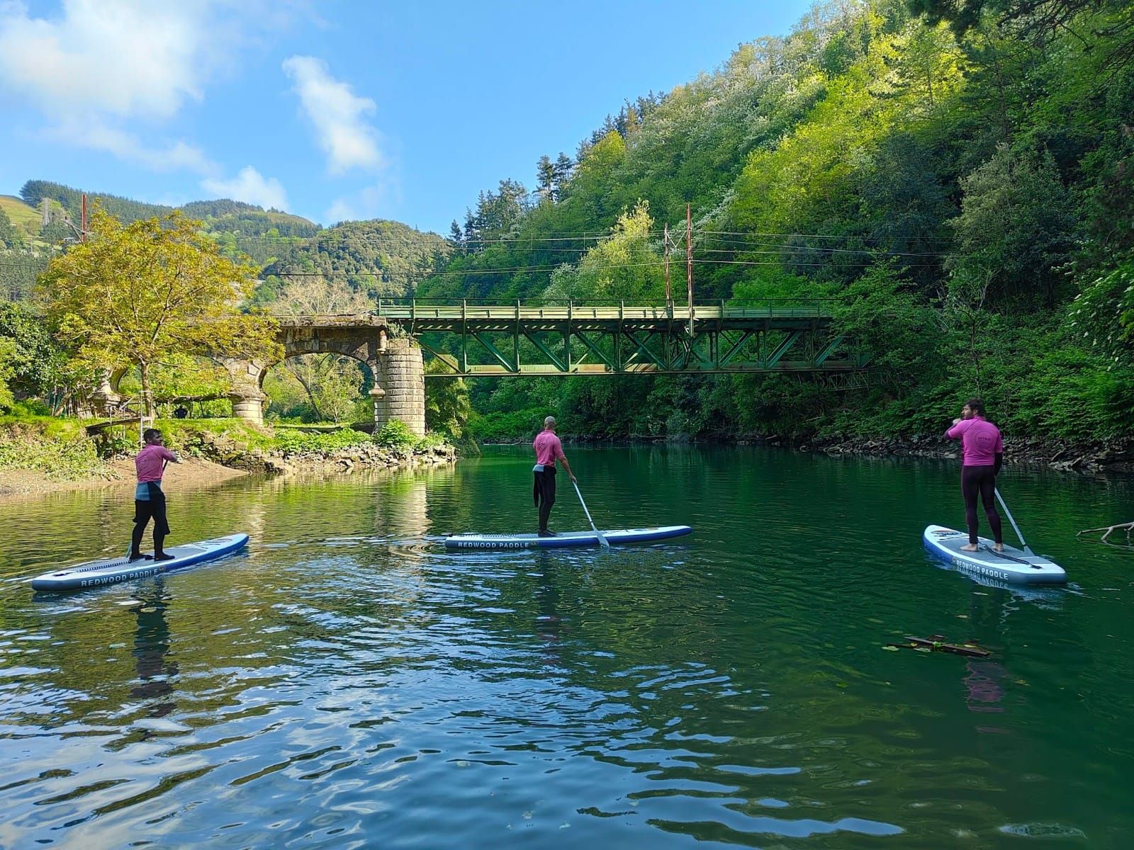 También realizan excursiones de paddle surf.