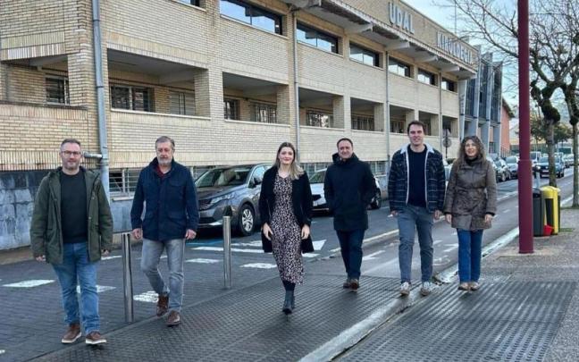 Grupo municipal EAJ-PNV fuera del polideportivo de Zumaia.