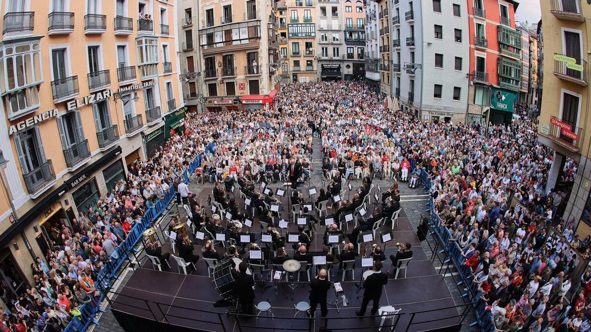 Concierto presanferminero de La Pamplonesa en la Plaza del Ayuntamiento.