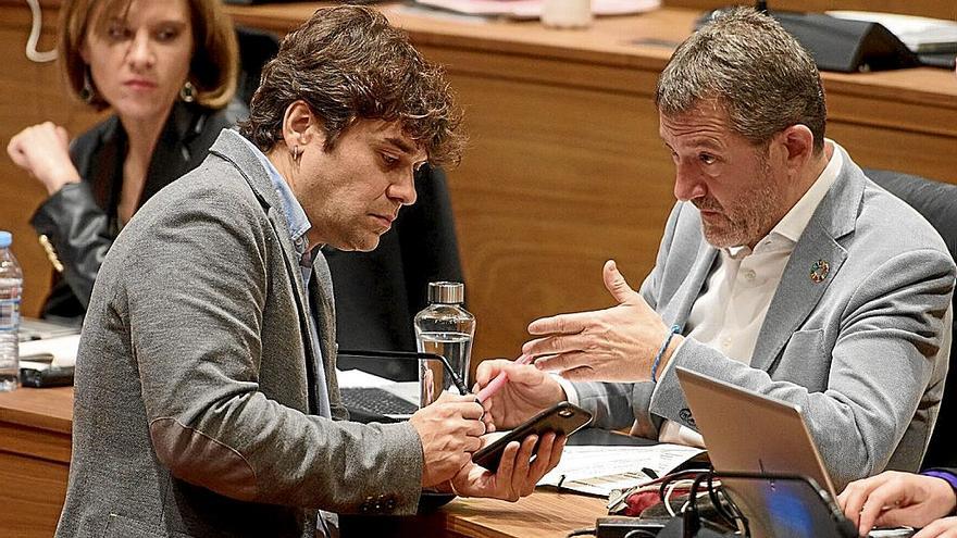 Pablo Azcona (Geroa Bai) y Javier Lecumberri (PSN), durante el pleno de ayer. | FOTO: IÑAKI PORTO