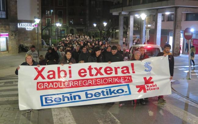 La manifestación en contra de la regresión de grado que ha sufrido Xabier Zabalo.