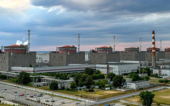 Vista general de la central nuclear de Zaporiyia, la planta más grande de Europa con sus seis reactores situada en una zona de intensos combates.