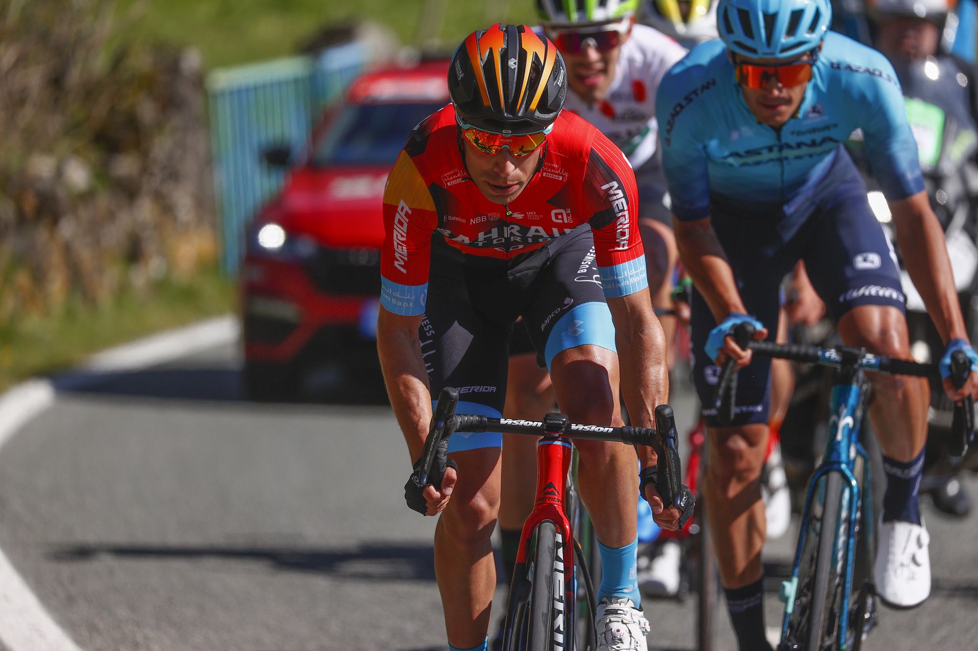 Mikel Landa mira al podio.