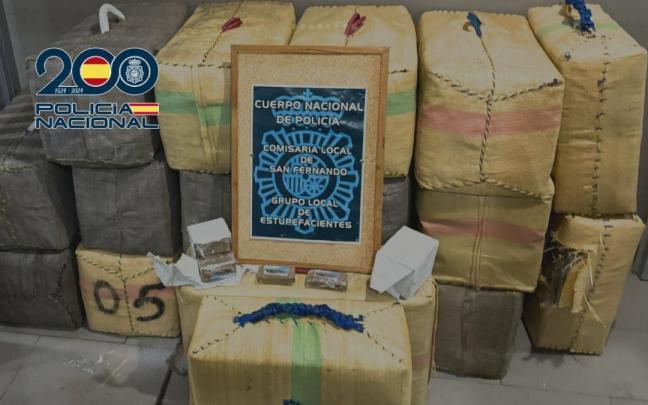 Fardos de hachís incautados en el muelle pesquero de Gallineras en San Fernando.