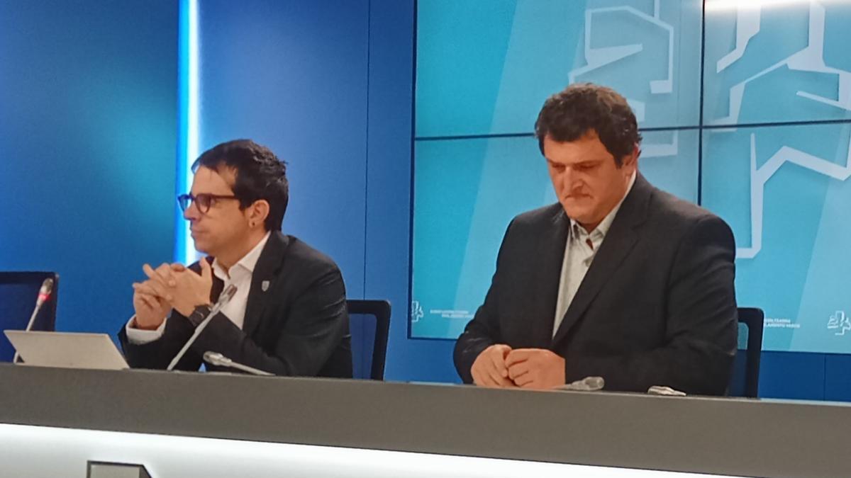 Los parlamentarios Pello Otxandiano y Ander Goikoetxea, en su comparecencia de este martes en el Parlamento