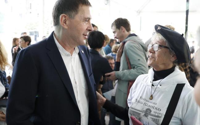 Otegi denuncia una operación para "amputar el censo" con la ilegalización de EH Bildu y partidos catalanes.