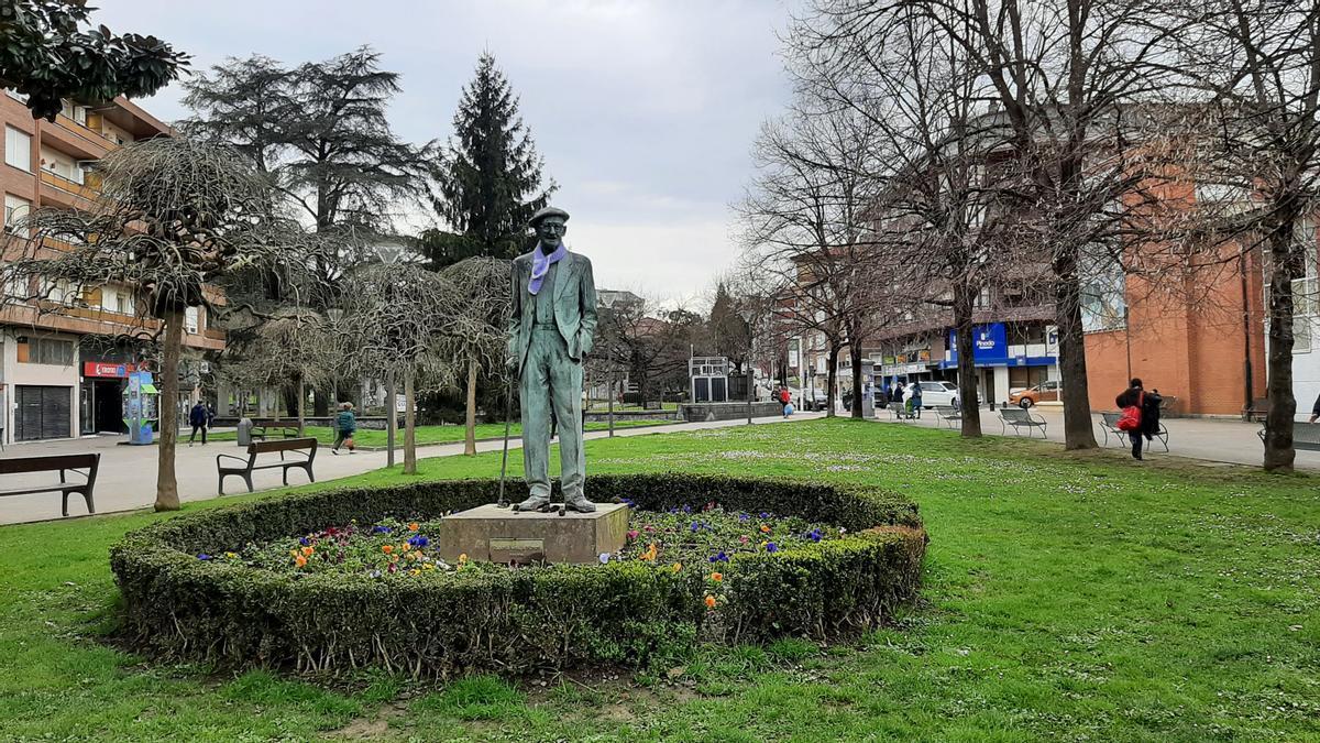 La escultura de Ruperto Urquijo en la Plaza Lamuza de Laudio