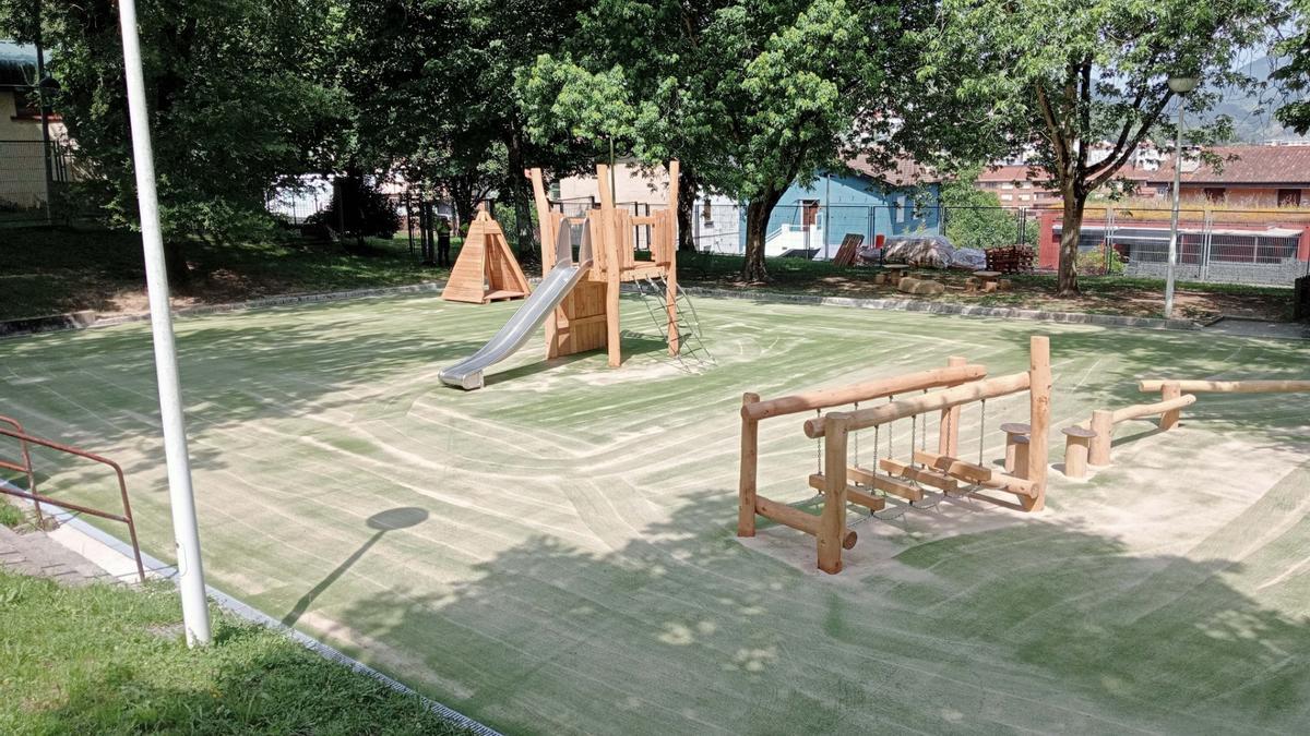 Nuevo patio de juegos de colegio Latiorro