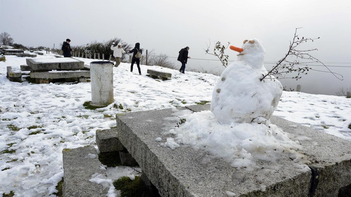 Varias personas juegan con la nieve.