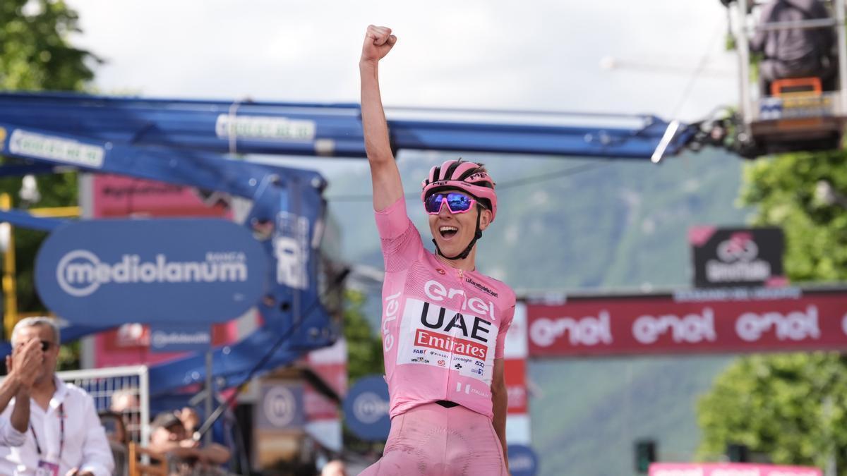 Pogacar celebra su sexta victoria de etapa en un Giro que es suyo.