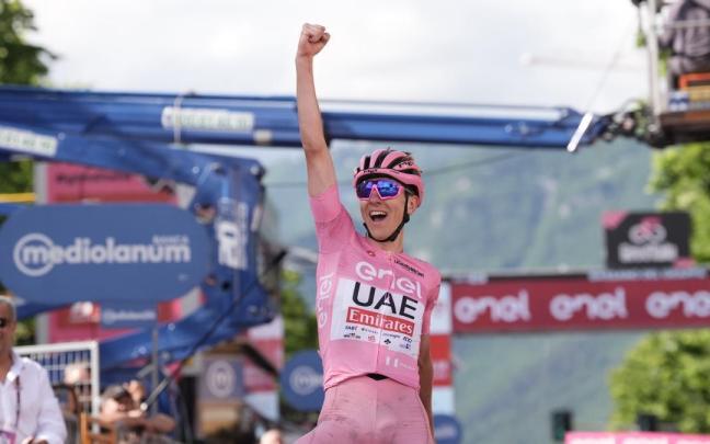 Pogacar celebra su sexta victoria de etapa en un Giro que es suyo.