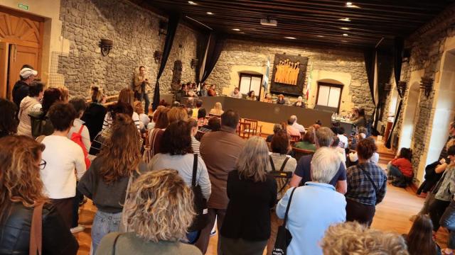 Familias y educadores en el pleno de Oiartzun.