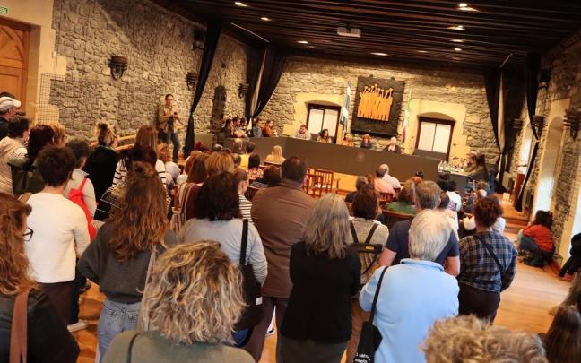 Familias y educadores en el pleno de Oiartzun.