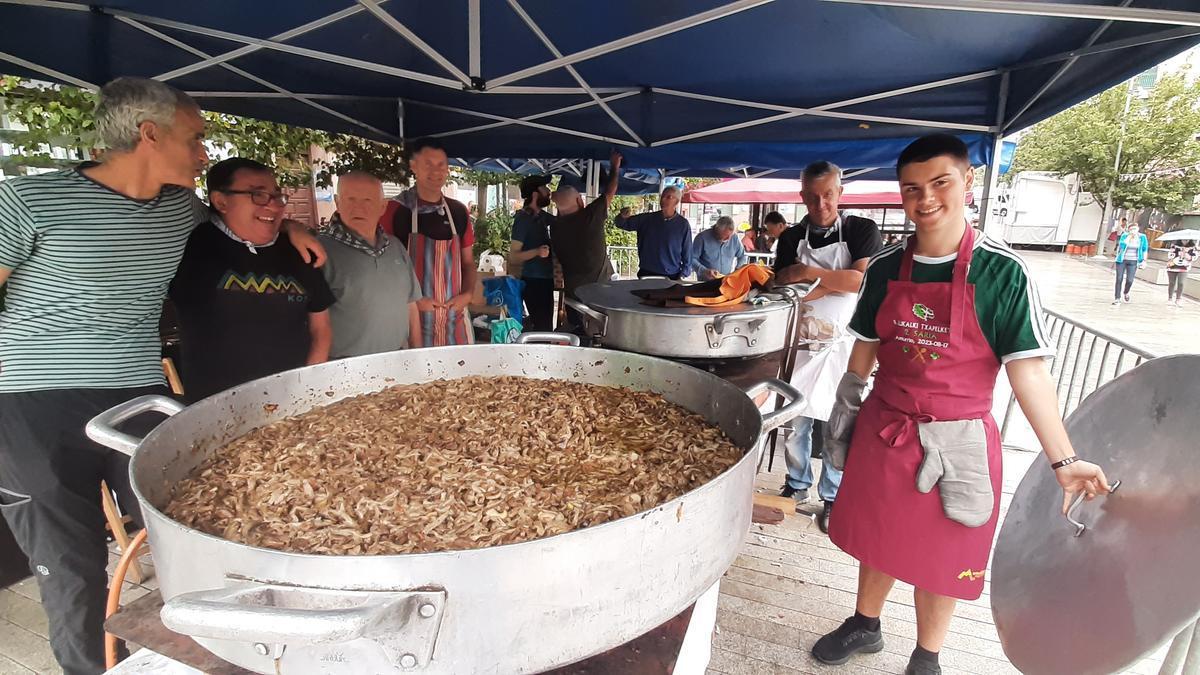 Los de la Micológica Arriola no fallan en la franja matinal del Día de Cuadrillas con su siempre exitosa degustación de setas.