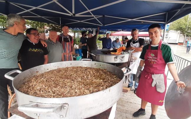 Los de la Micológica Arriola no fallan en la franja matinal del Día de Cuadrillas con su siempre exitosa degustación de setas.