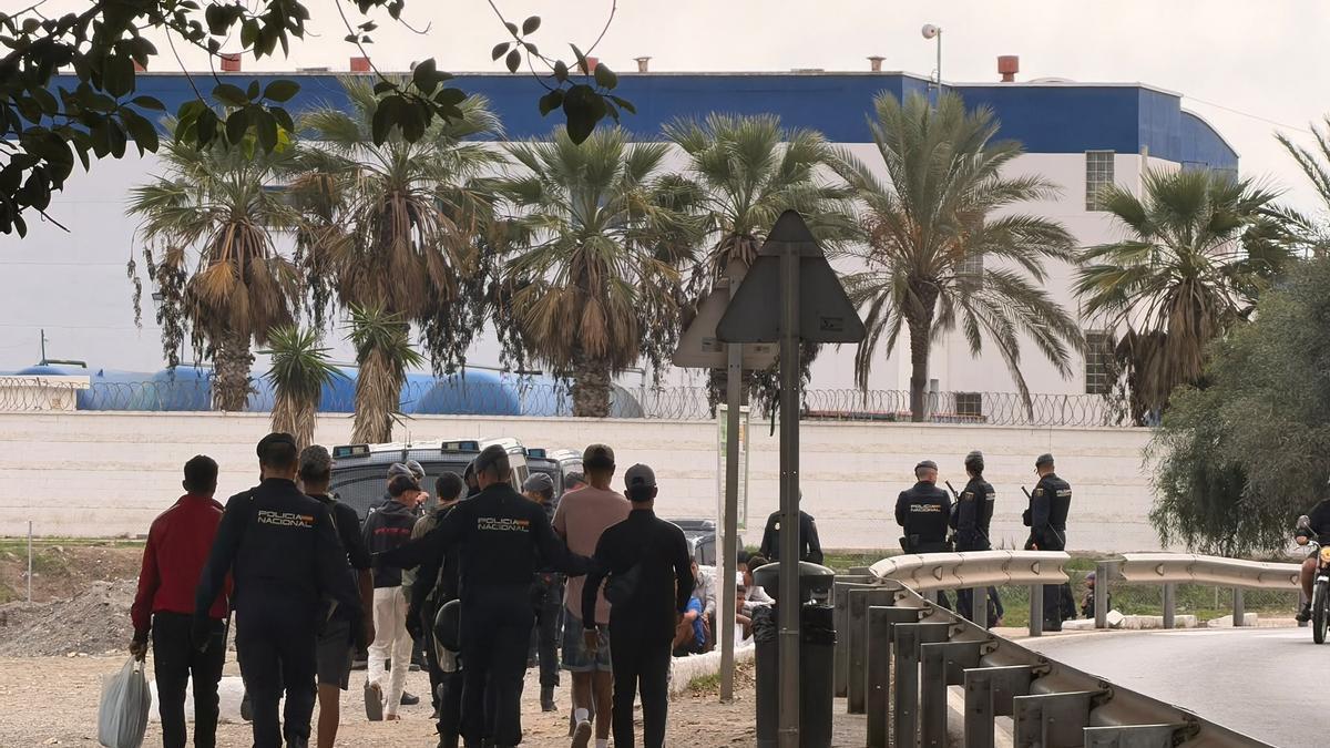 Inmigrantes trasladados hoy por la Policía Nacional desde la Playa del Trampolín en el operativo desplegado para devolver a Marruecos a inmigrantes.