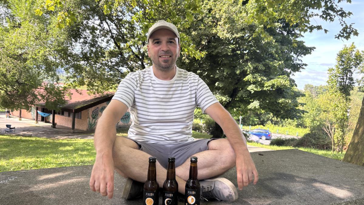El irundarra Mikel Llucia acaba de lanzar su propia marca de cervezas artesanales, llamada Versum.
