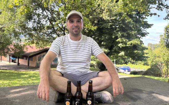 El irundarra Mikel Llucia acaba de lanzar su propia marca de cervezas artesanales, llamada Versum.