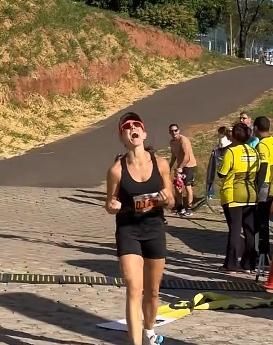 Sus hijas se abalanzaron sobre ella para recibirla en la meta y casi consiguen que se quede sin su primer puesto.