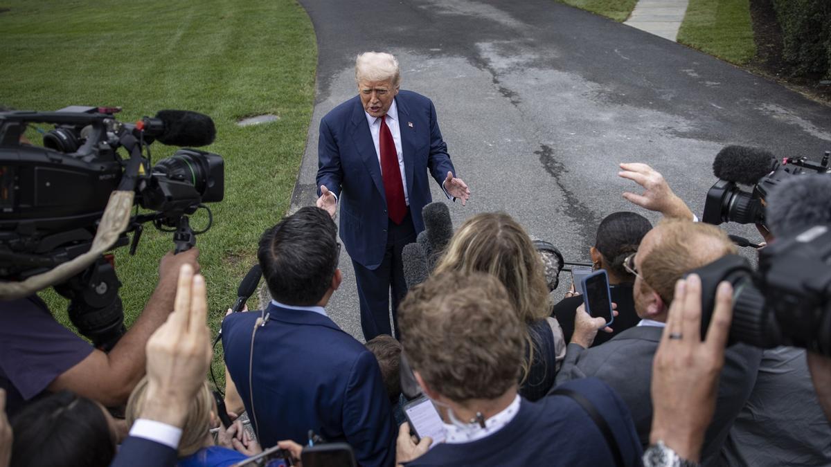 El presidente de Estados Unidos, Donald Trump, habla ante los medios en los jardines de la Casa Blanca.