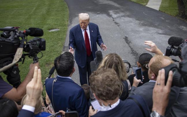 El presidente de Estados Unidos, Donald Trump, habla ante los medios en los jardines de la Casa Blanca.