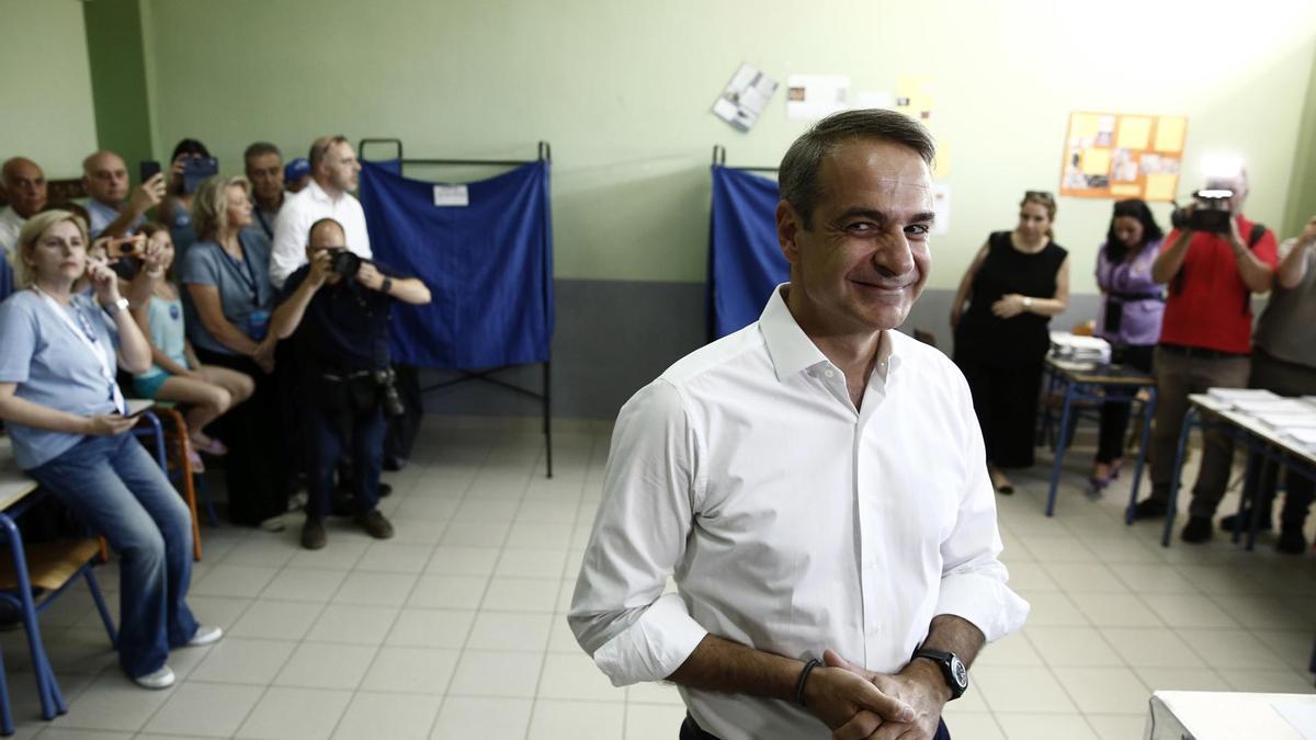 El primer ministro griego, Kyriakos Mitsotakis, esperando para votar en un colegio electoral en Atenas.