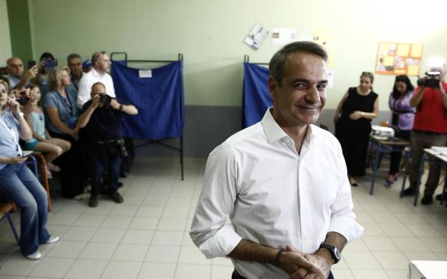 El primer ministro griego, Kyriakos Mitsotakis, esperando para votar en un colegio electoral en Atenas. El primer ministro griego, Kyriakos Mitsotakis, esperando para votar en un colegio electoral en Atenas.