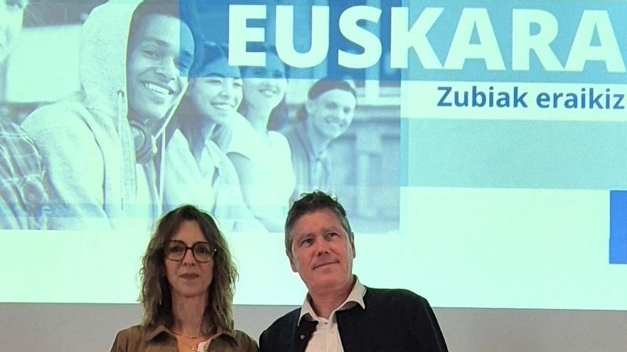 Aitor Aldasoro, viceconsejero de Política Lingüística del Gobierno Vasco, y Maïder Behoteguy, presidenta de la Oficina Pública de la Lengua Vasca (EEP) de Iparralde.