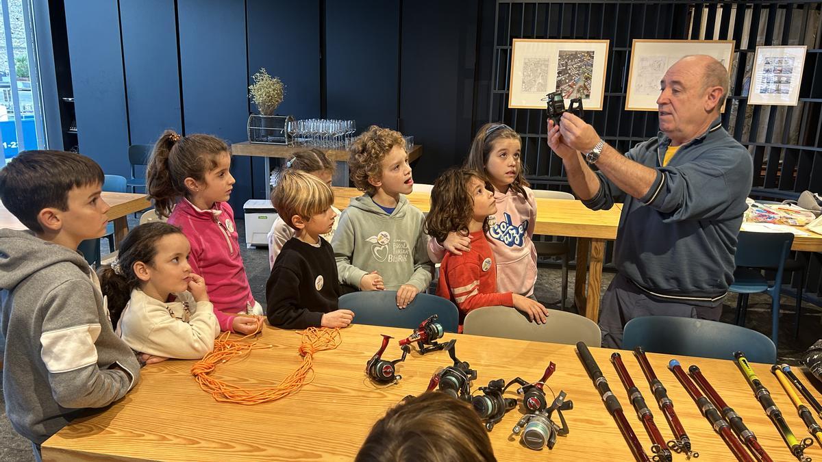 El programa tiene como objetivo despertar en los más jóvenes la vocación por el oficio tradicional de la pesca.