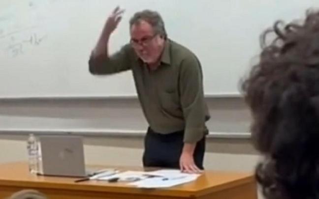 El profesor, encolerizado.