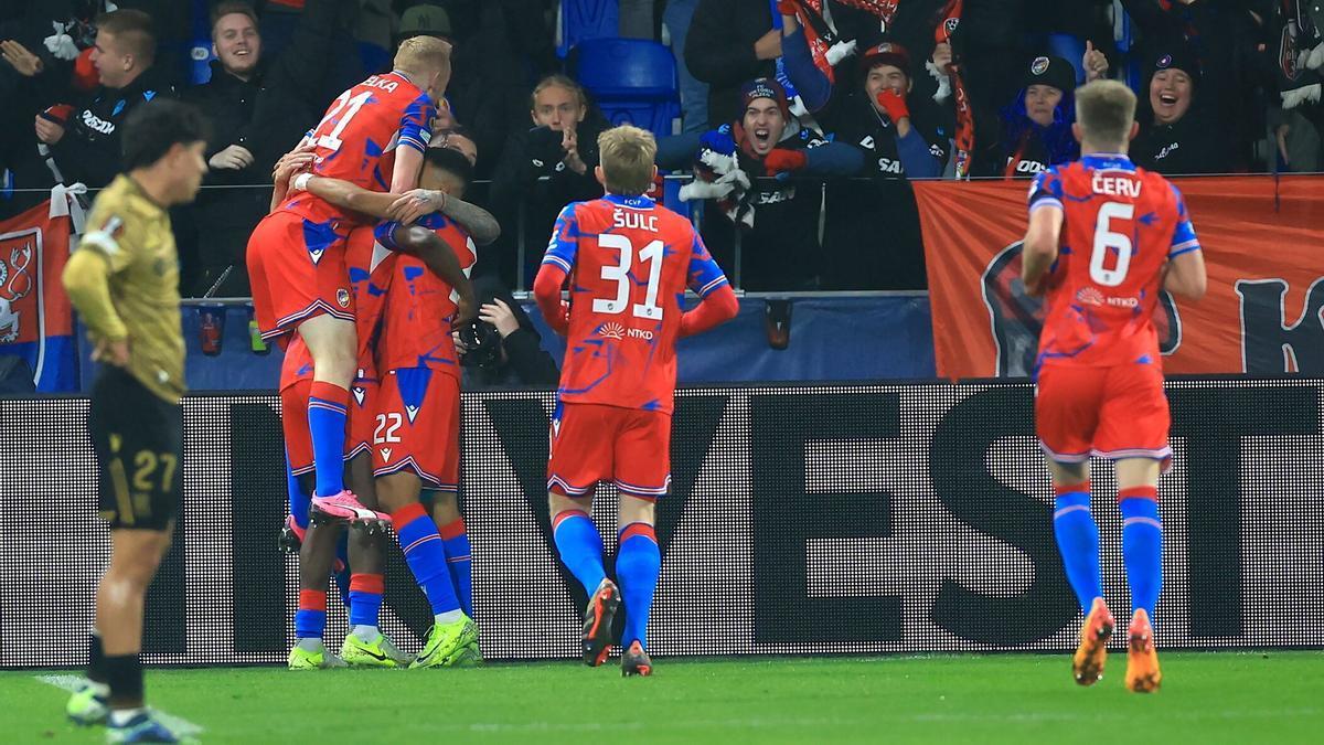 Los jugadores del Viktoria Plzen celebran un tanto en presencia de Take Kubo. / MARTIN DIVISEK / EFE