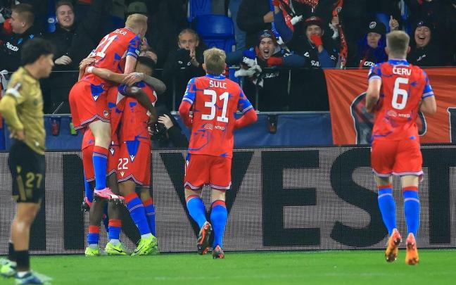 Los jugadores del Viktoria Plzen celebran un tanto en presencia de Take Kubo. / MARTIN DIVISEK / EFE