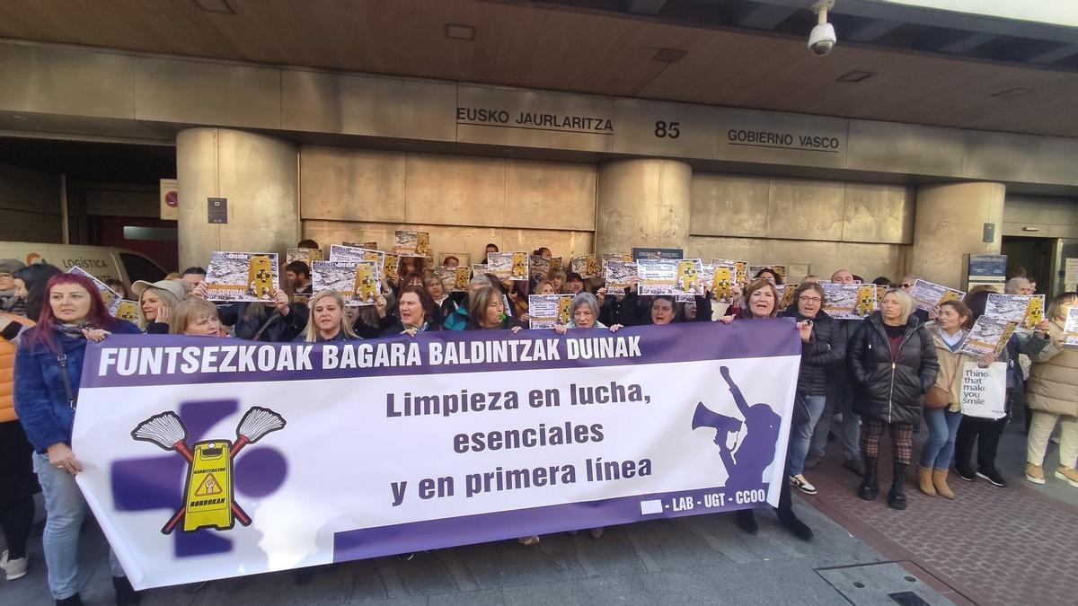EuropaPress 4989340 protesta trabajadoras servicio limpieza subcontratado osakidetza