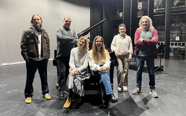 La delegada de Juventud, Sandra Caballero, junto a representantes de diversas entidades implicadas en el programa.